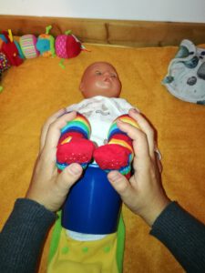 Baby wird liegend auf dem Wickeltisch abgehalten